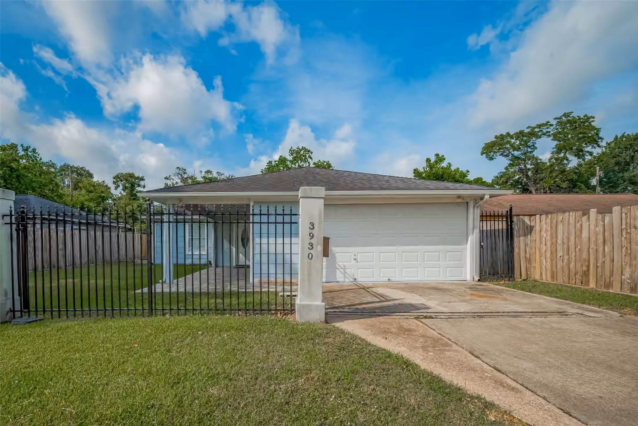 Photo 4 of 3930 Daphne Street, Houston, TX