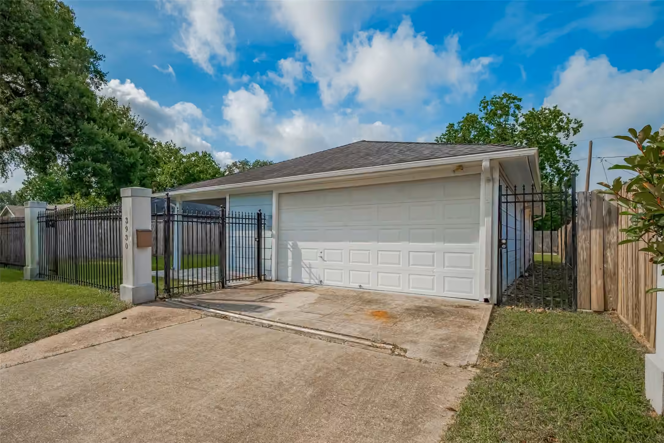 Photo 5 of 3930 Daphne Street, Houston, TX