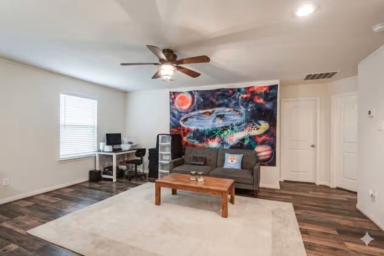 Photo 5 of 901 Jefferson Avenue, Cleveland, TX