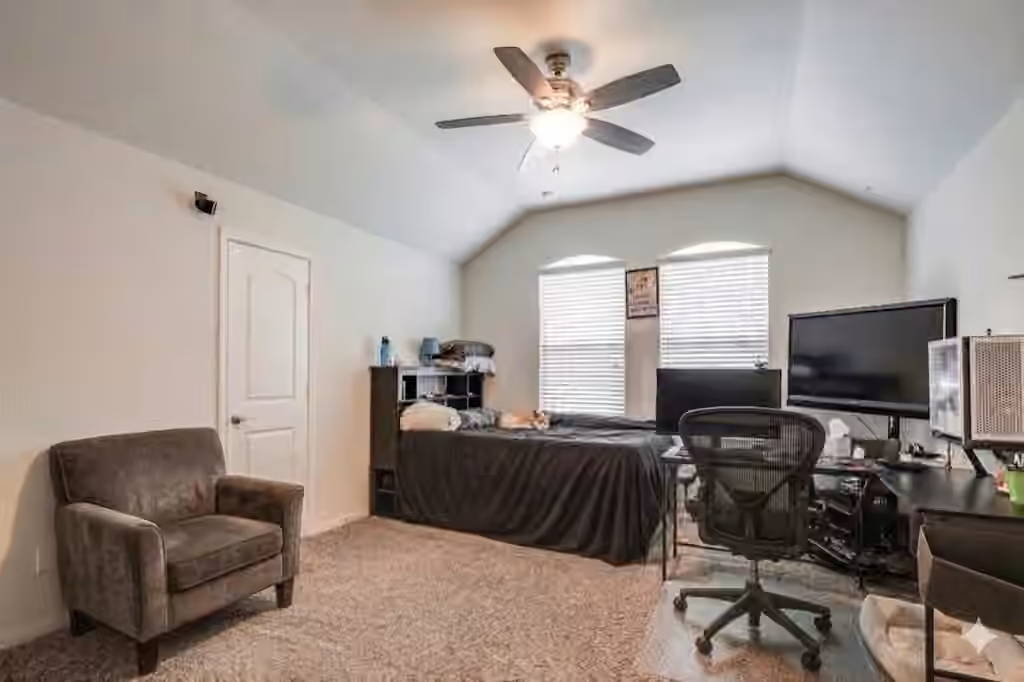 Photo 6 of 901 Jefferson Avenue, Cleveland, TX