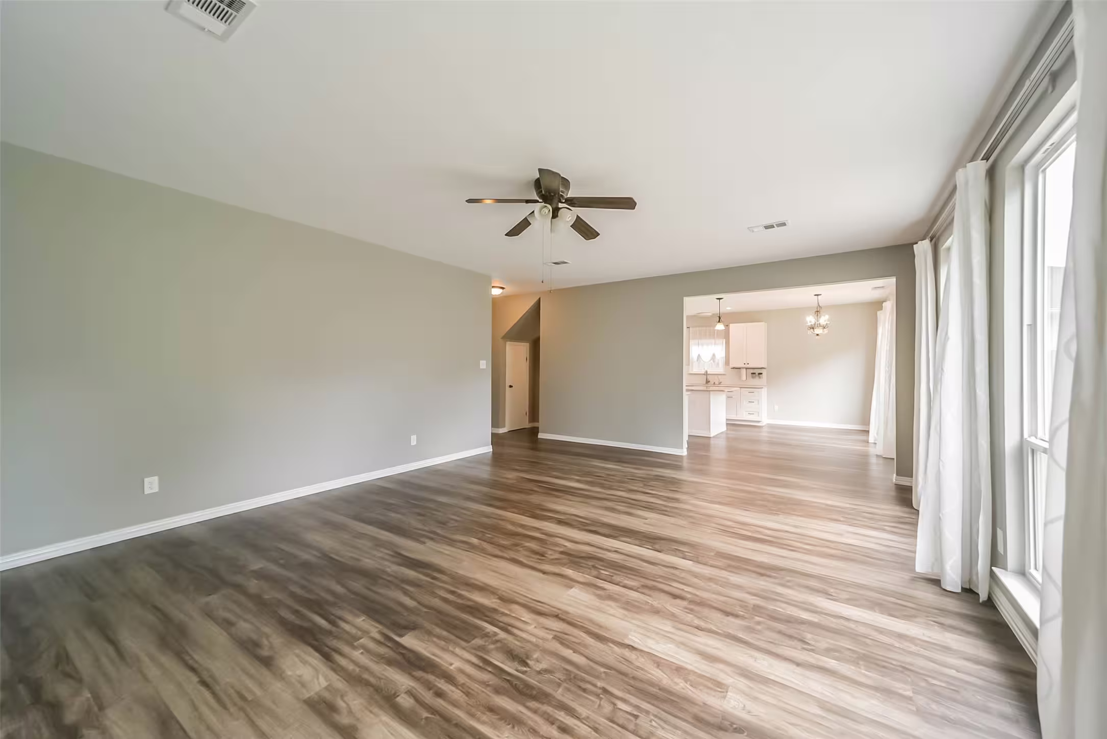 Photo 5 of 6219 Summerville Lane, Houston, TX