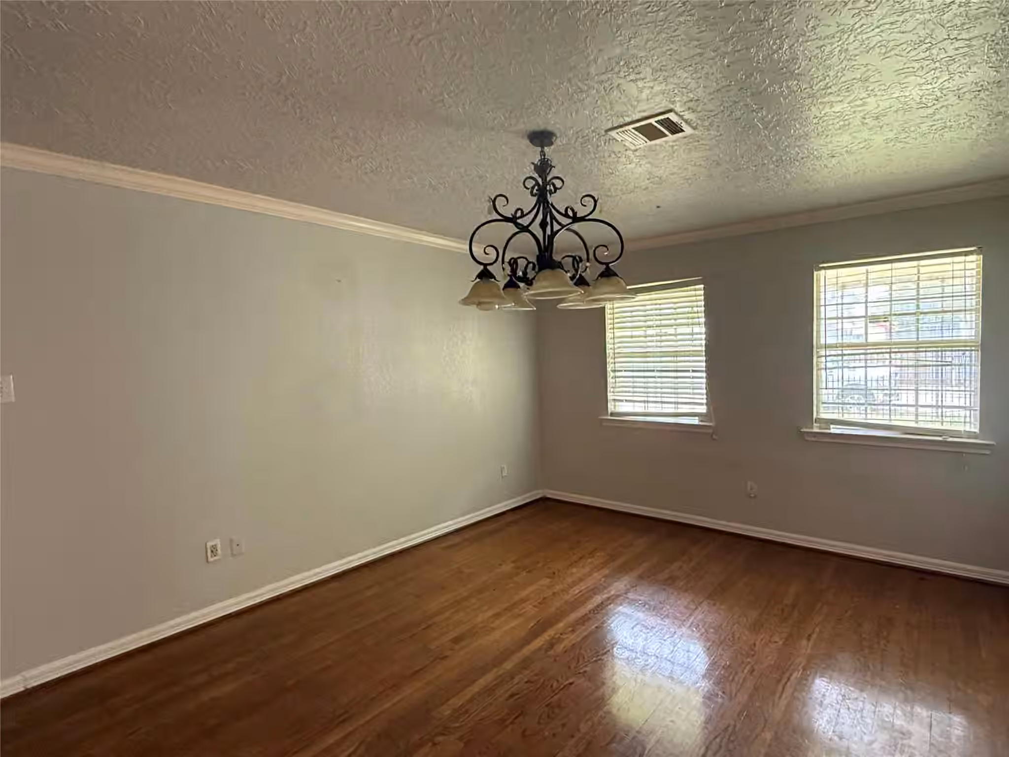Photo 4 of 5651 Lyndhurst Drive, Houston, TX