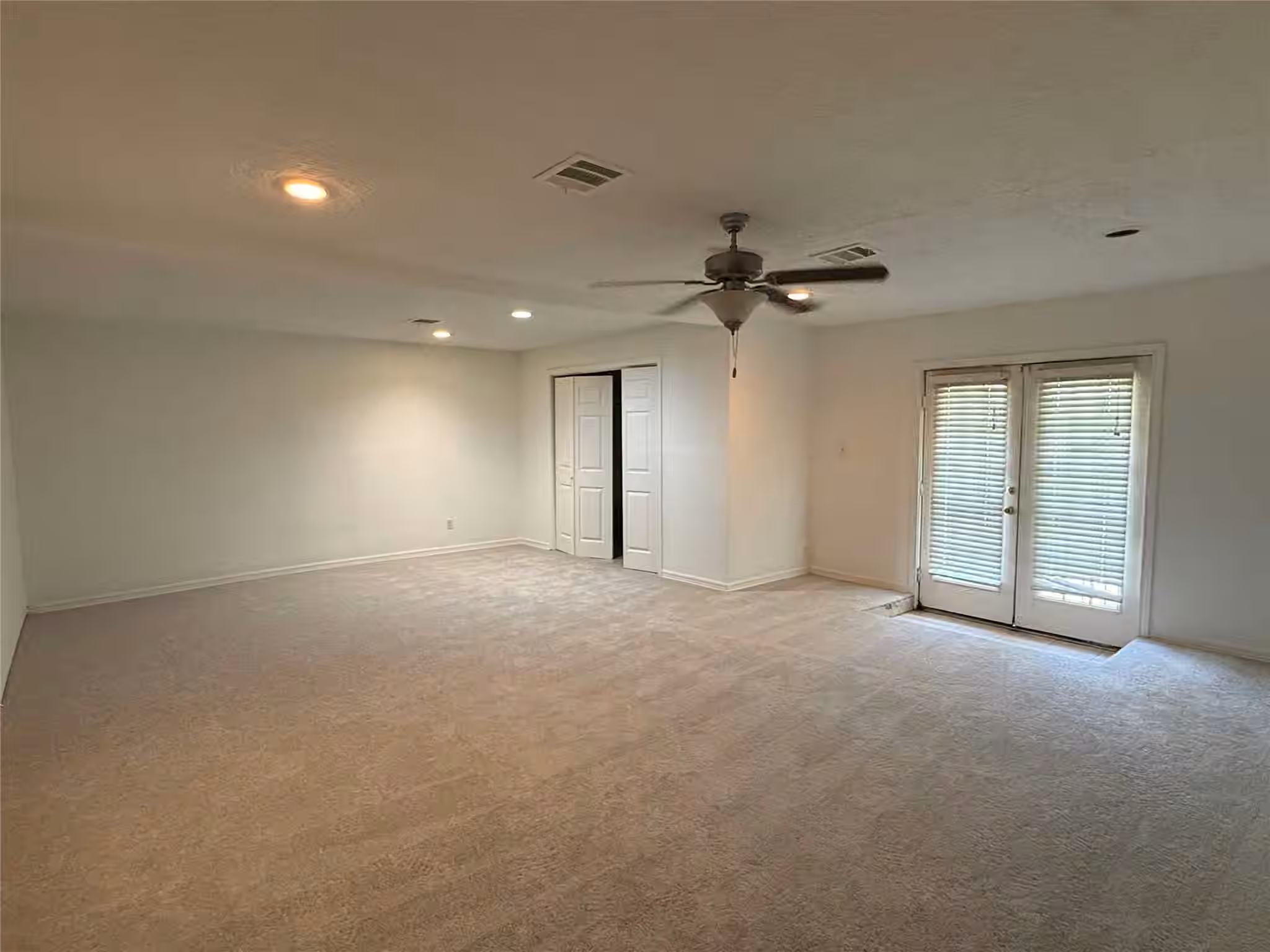 Photo 6 of 5651 Lyndhurst Drive, Houston, TX
