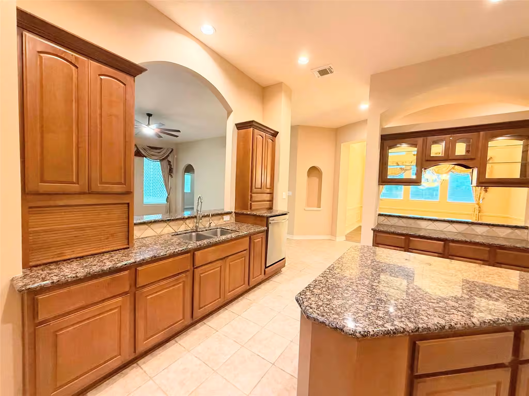 Photo 5 of 10327 Earlington Manor Drive, Spring, TX