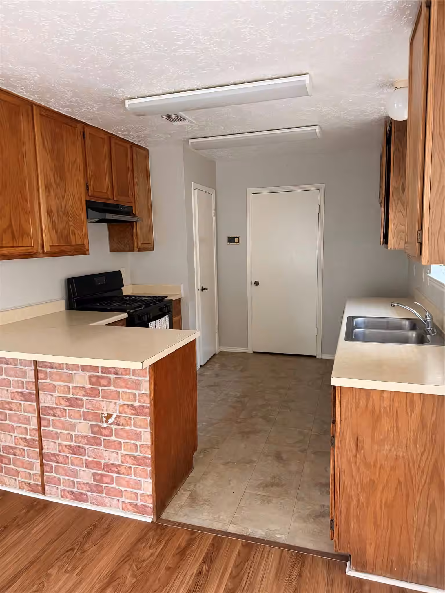 Photo 4 of 8010 Western Trail Drive, Houston, TX