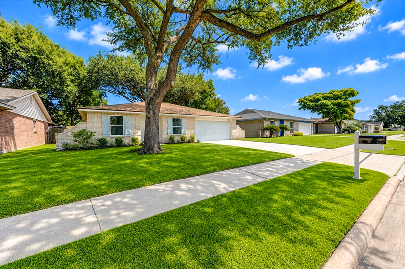 Photo 4 of 5002 Meadow Place Drive, La Porte, TX
