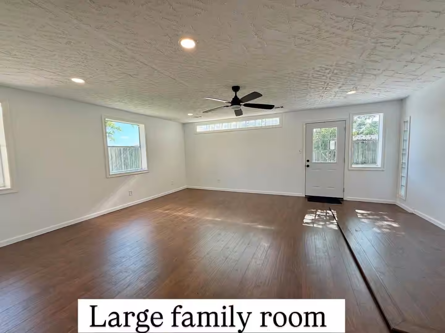 Photo 4 of 501 Valley Brook Drive, La Porte, TX