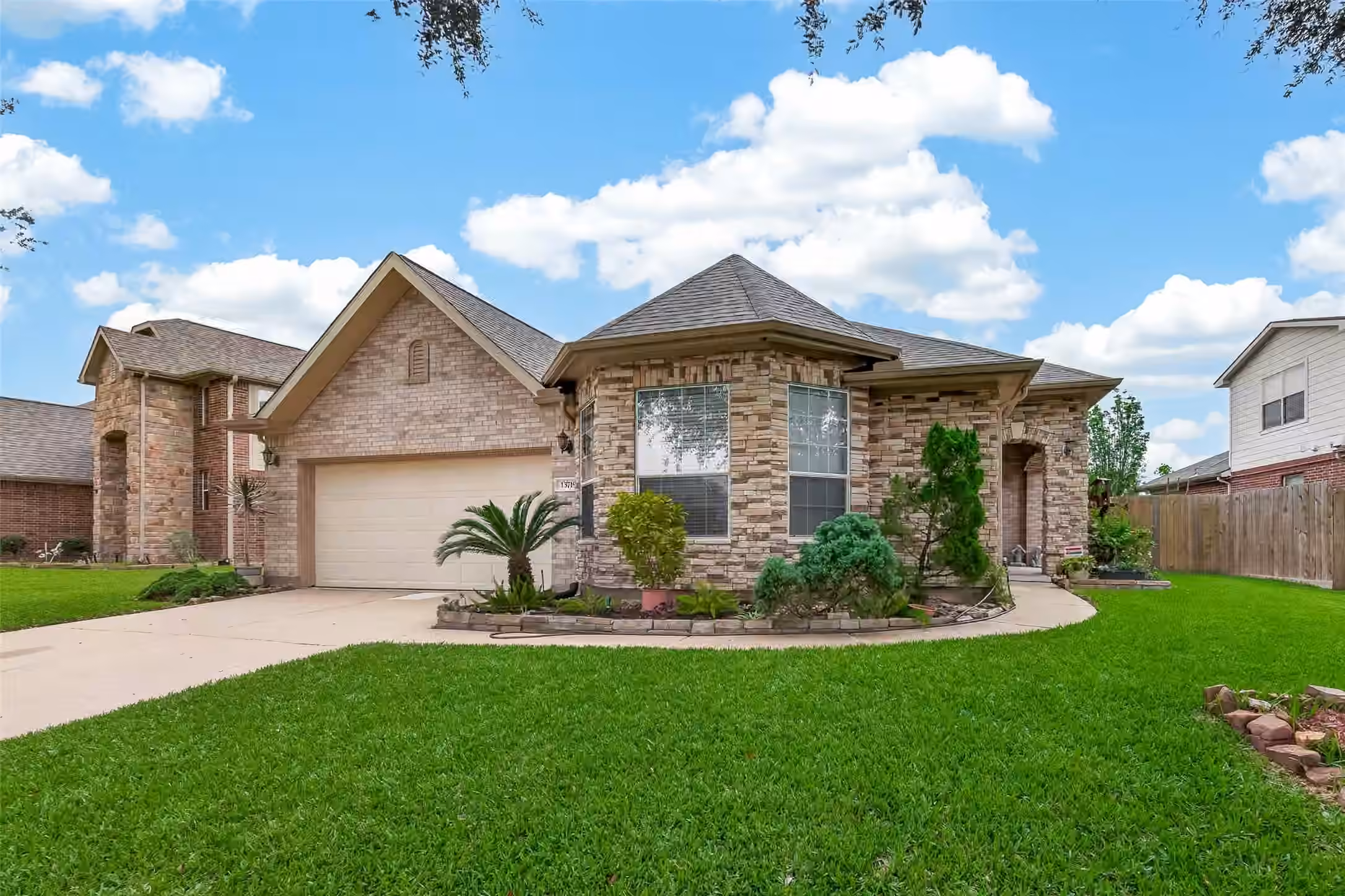 Photo 3 of 13719 Saxony Drive, Sugar Land, TX