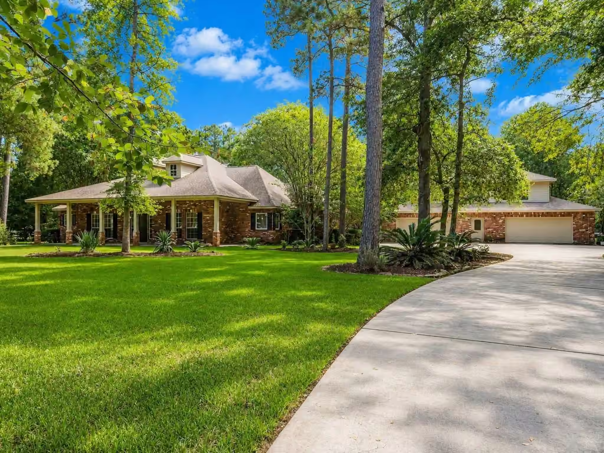 Photo of 10034 Crestwater Circle, Magnolia, TX 77354