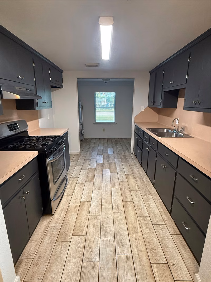 Photo 5 of 720 Austin Street, Clute, TX