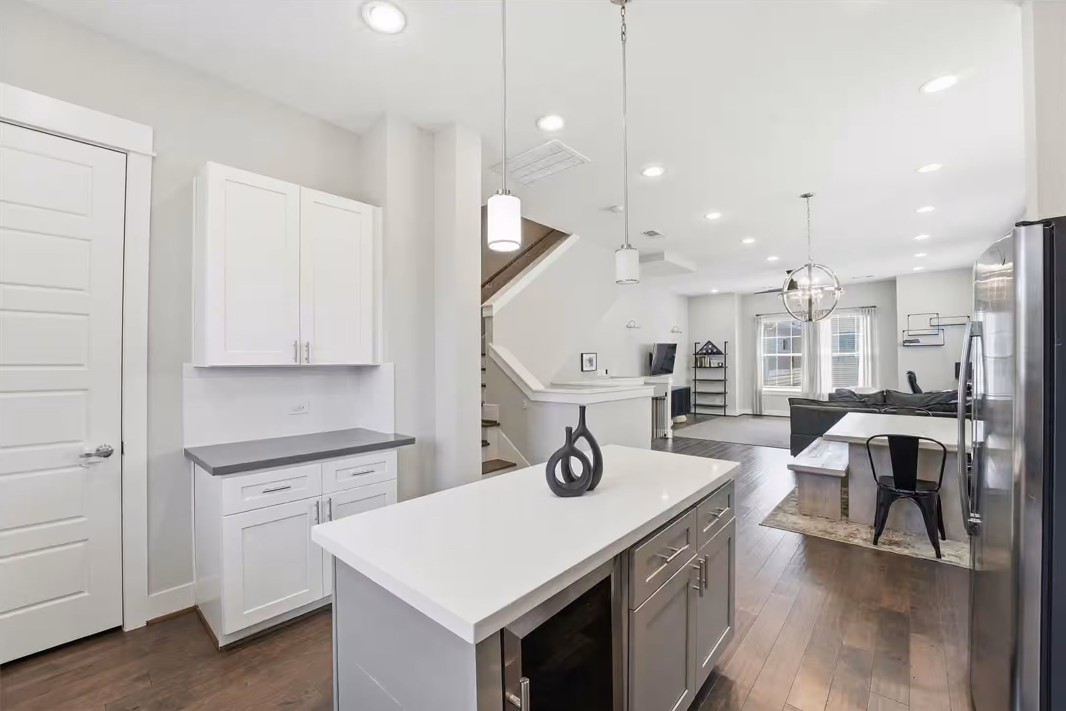 Photo 3 of 2057 Sherwood Forest Street, Houston, TX