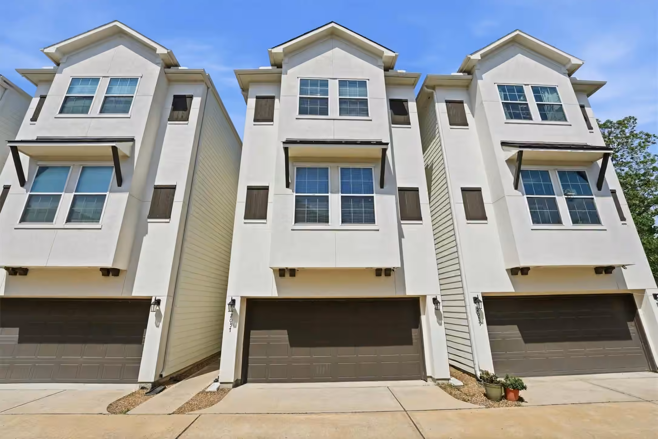 Photo 4 of 2057 Sherwood Forest Street, Houston, TX