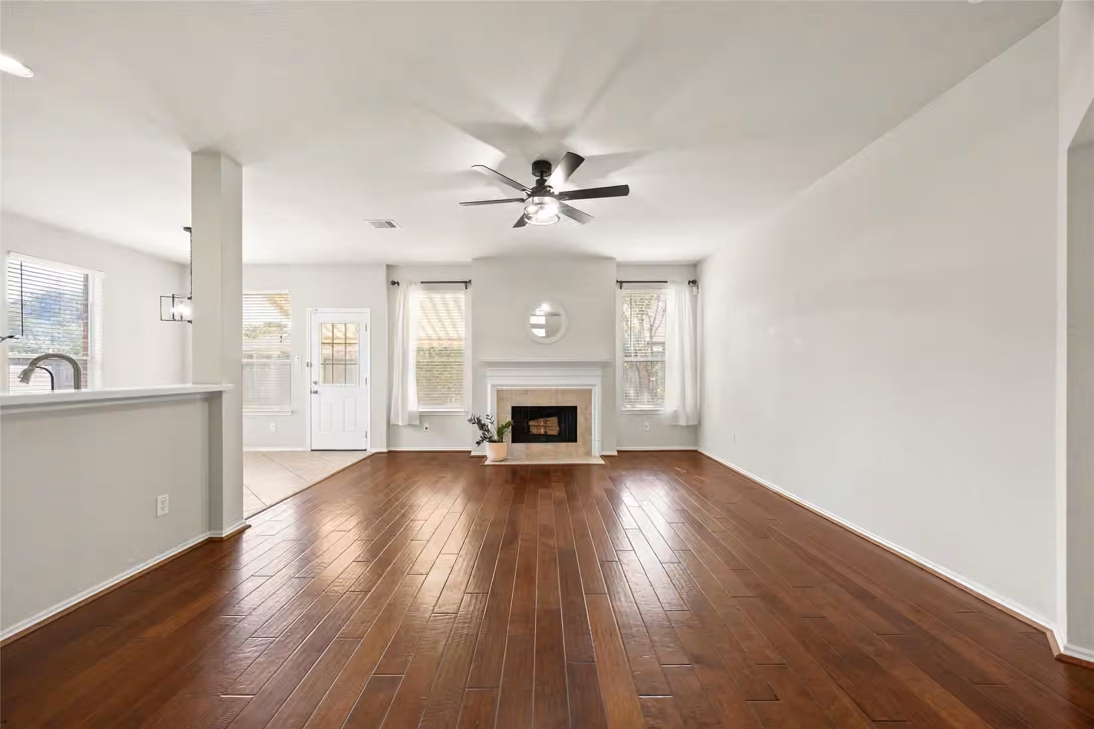 Photo 4 of 9611 Oxford Grove Drive, Houston, TX