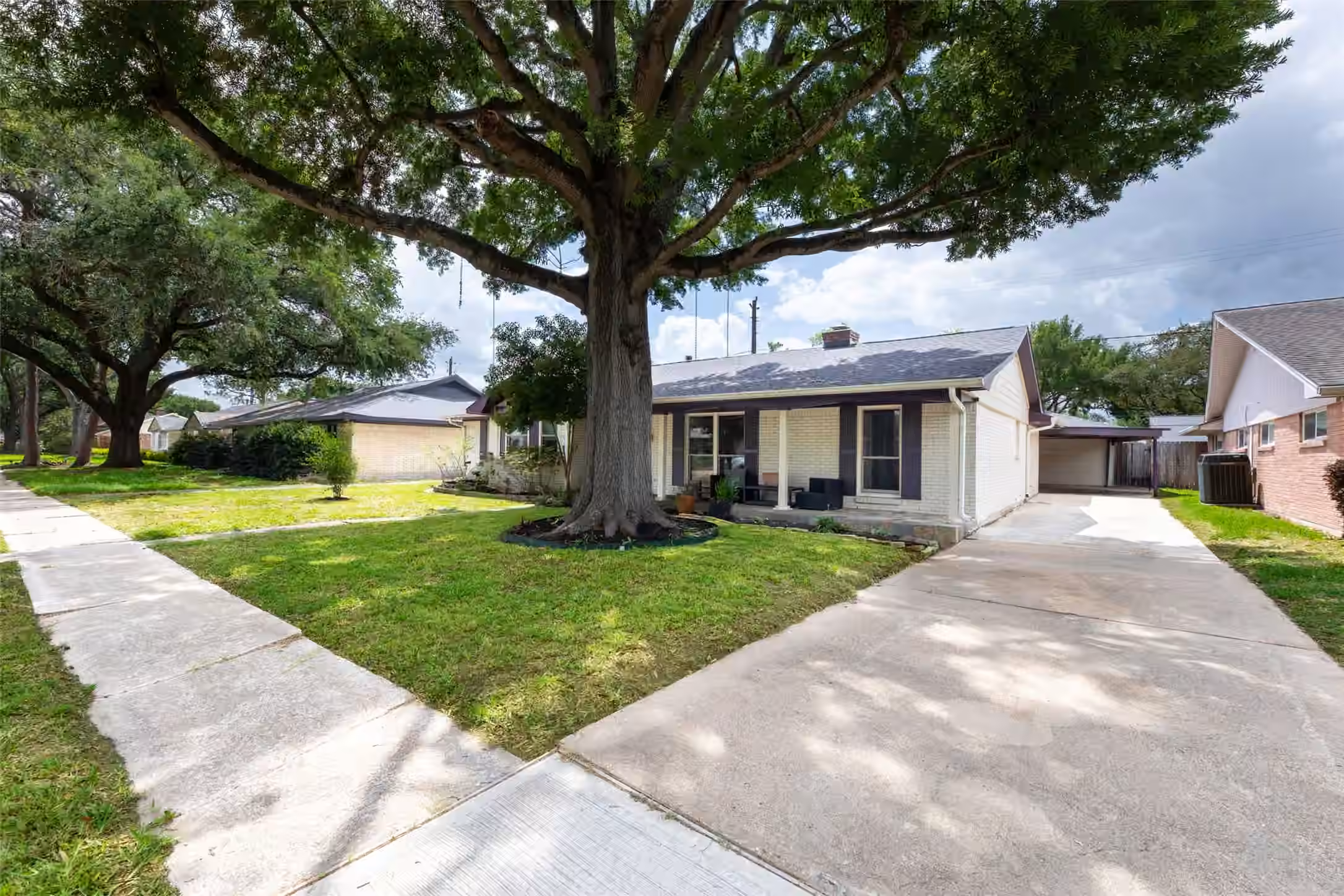 Photo 3 of 5623 Dumfries Drive, Houston, TX