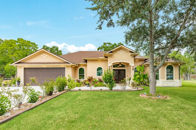 Photo of 309 Hickman Ln, Angleton, TX