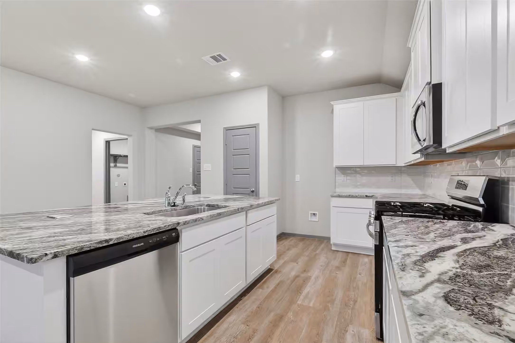 Photo 7 of 3410 Rolling River Drive, Baytown, TX