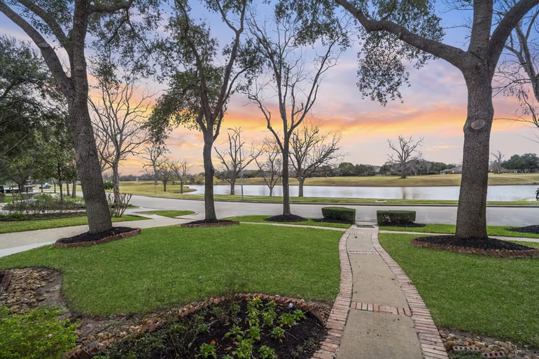 Photo 4 of 7322 Greatwood Lake Drive, Sugar Land, TX