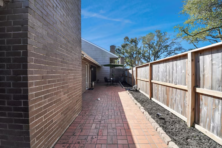 Photo 3 of 13984 Hollowgreen Drive 23, Houston, TX