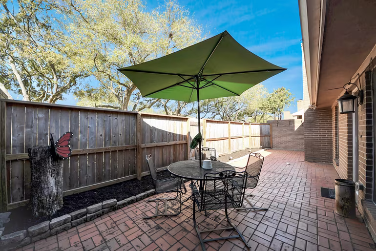 Photo 4 of 13984 Hollowgreen Drive 23, Houston, TX