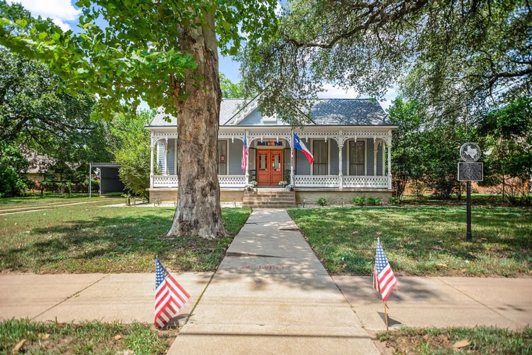 Photo 4 of 1216 Live Oak Street, Columbus, TX