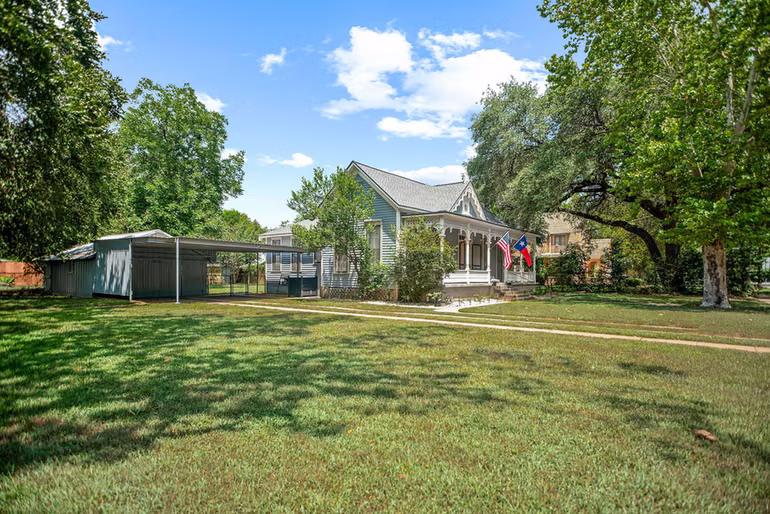 Photo 5 of 1216 Live Oak Street, Columbus, TX