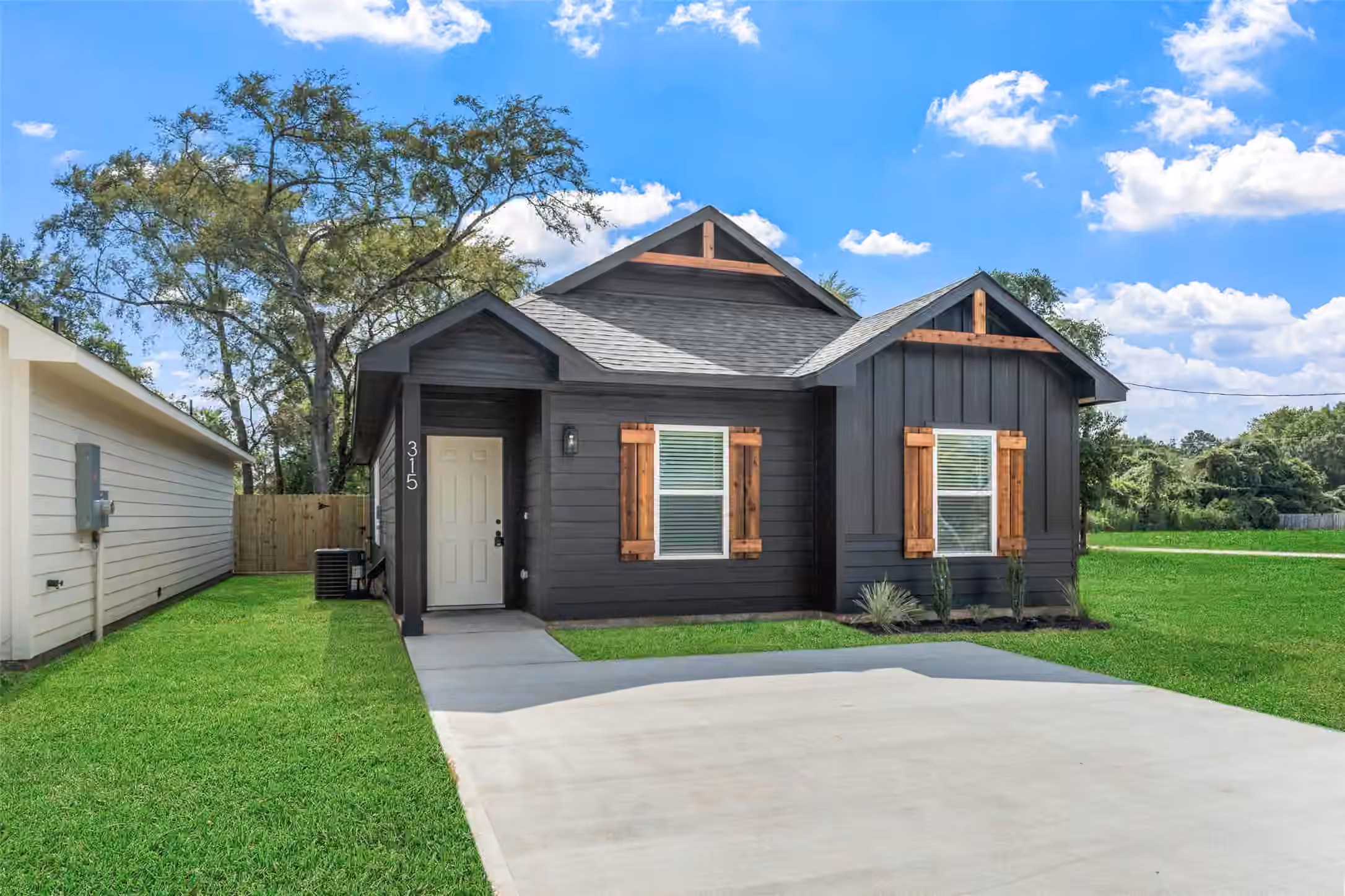 Photo of 315 N Woodson Street, Willis, TX