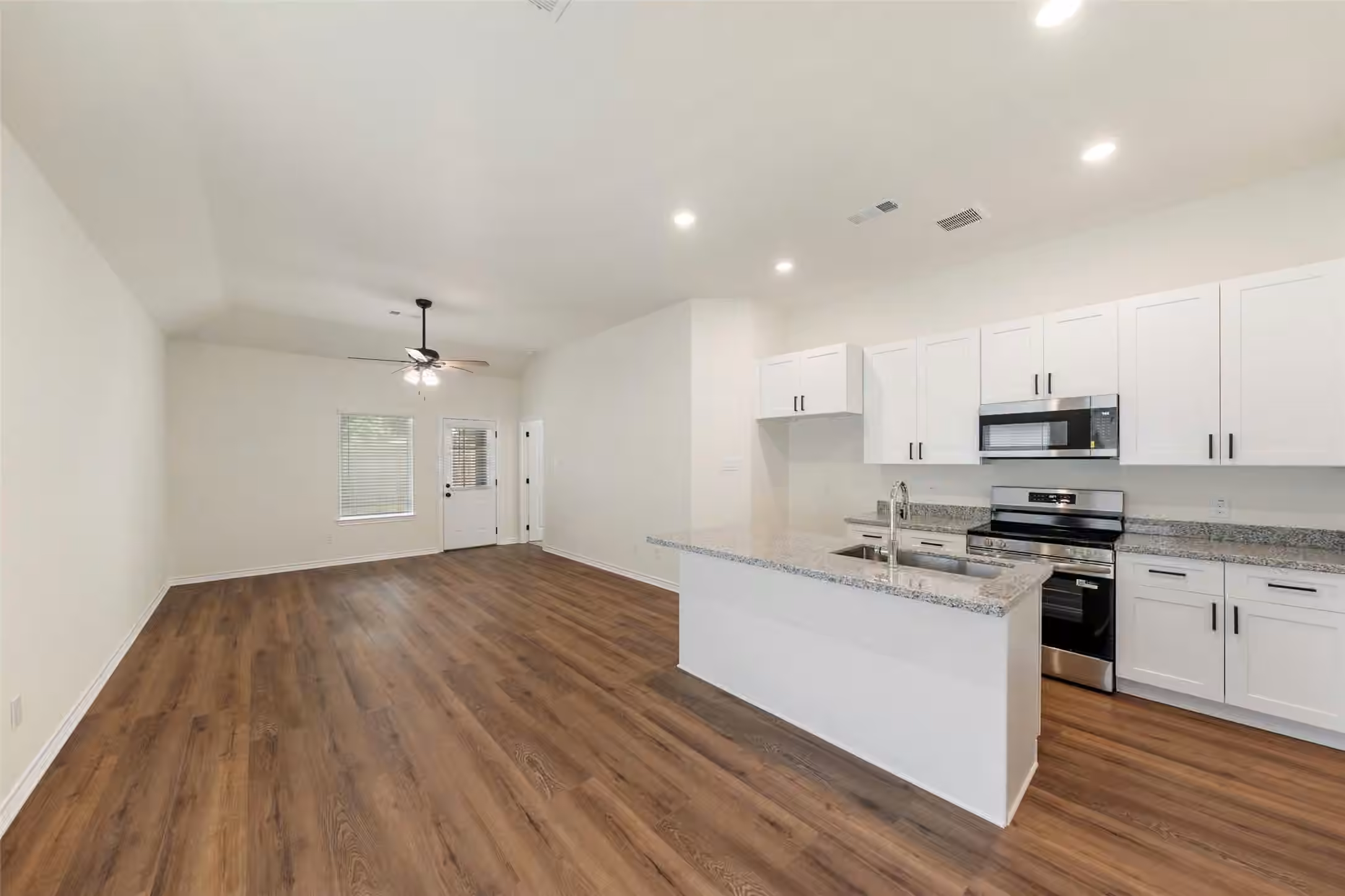 Photo 6 of 315 N Woodson Street, Willis, TX
