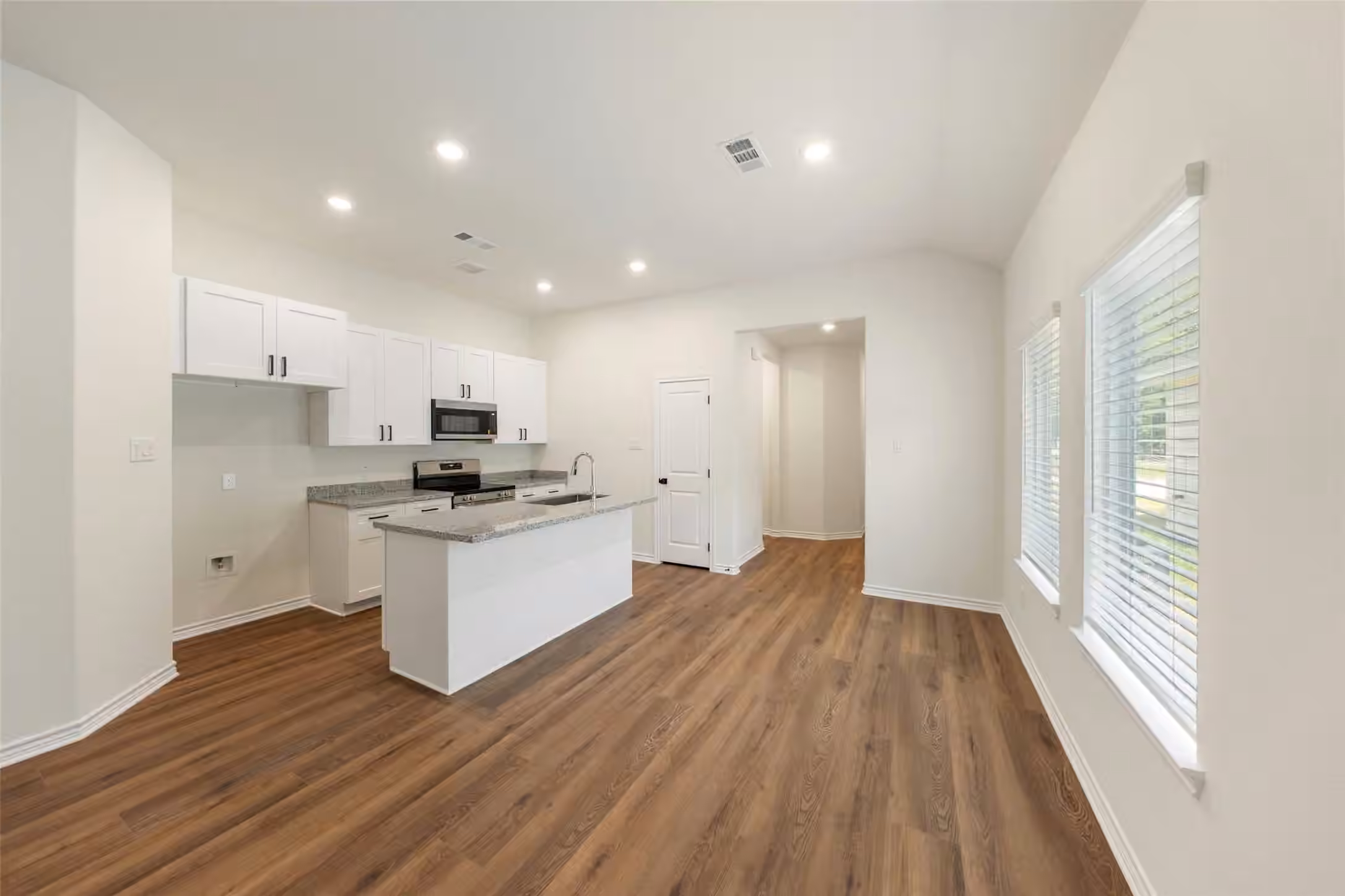 Photo 7 of 315 N Woodson Street, Willis, TX