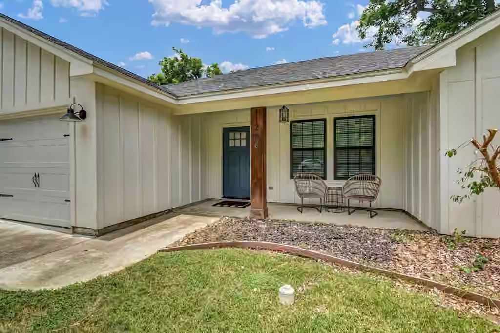 Photo 2 of 206 Southern Oaks Drive, Lake Jackson, TX