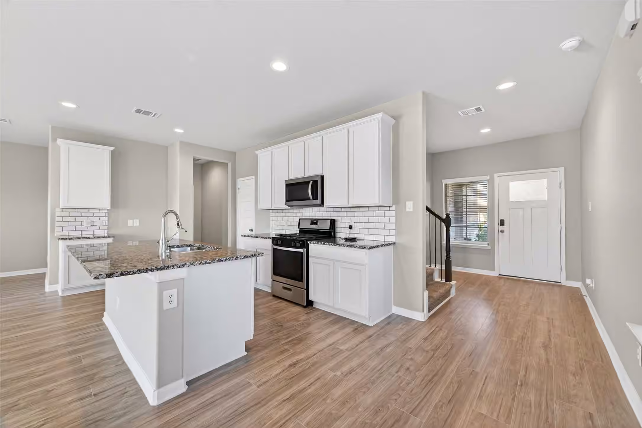 Photo 4 of 13009 Leisure Cove Drive, La Marque, TX