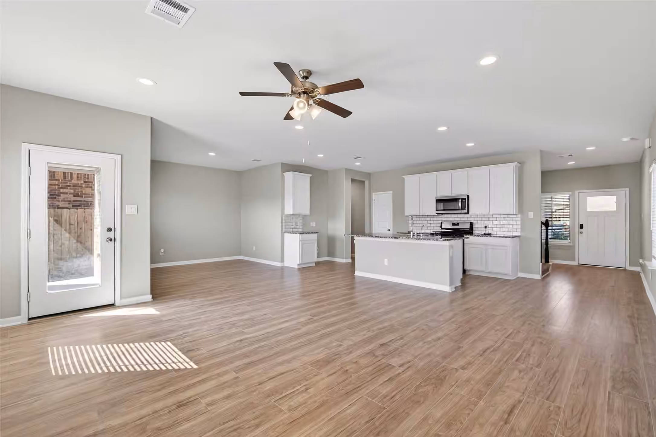 Photo 6 of 13009 Leisure Cove Drive, La Marque, TX