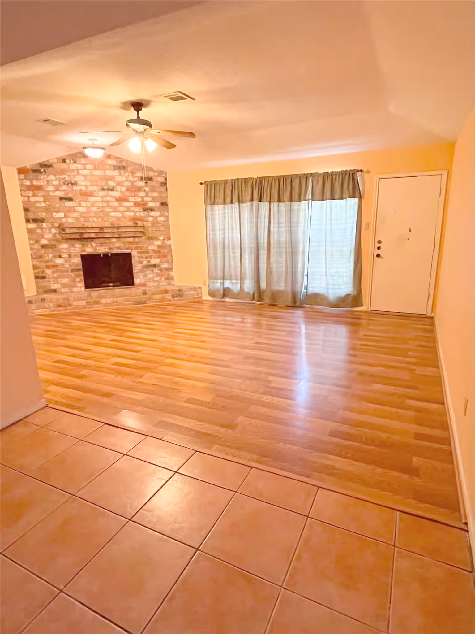 Photo 3 of 7931 Southmeadow Drive, Houston, TX