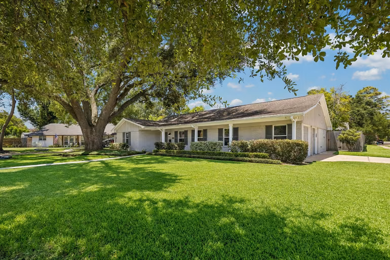Photo 2 of 10423 Barwood Drive, Houston, TX