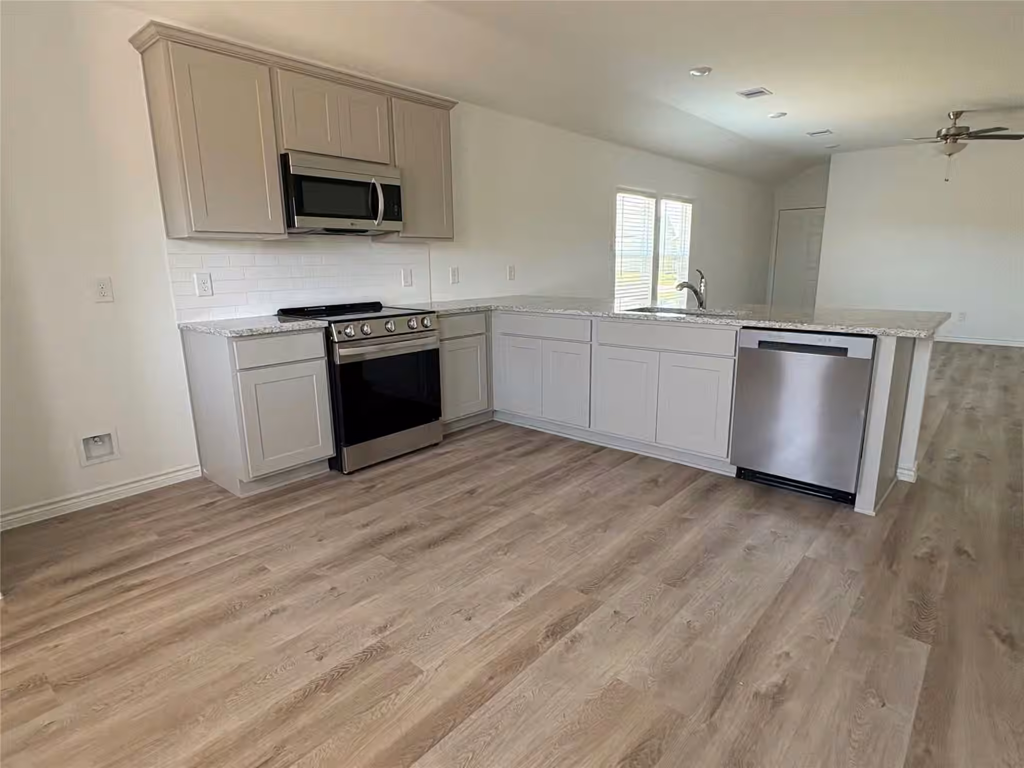 Photo 5 of 10475 Sugar Mill Drive, Conroe, TX