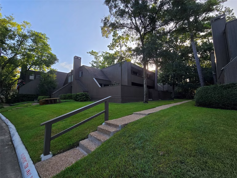 Photo 2 of 31 Litchfield Lane, Houston, TX
