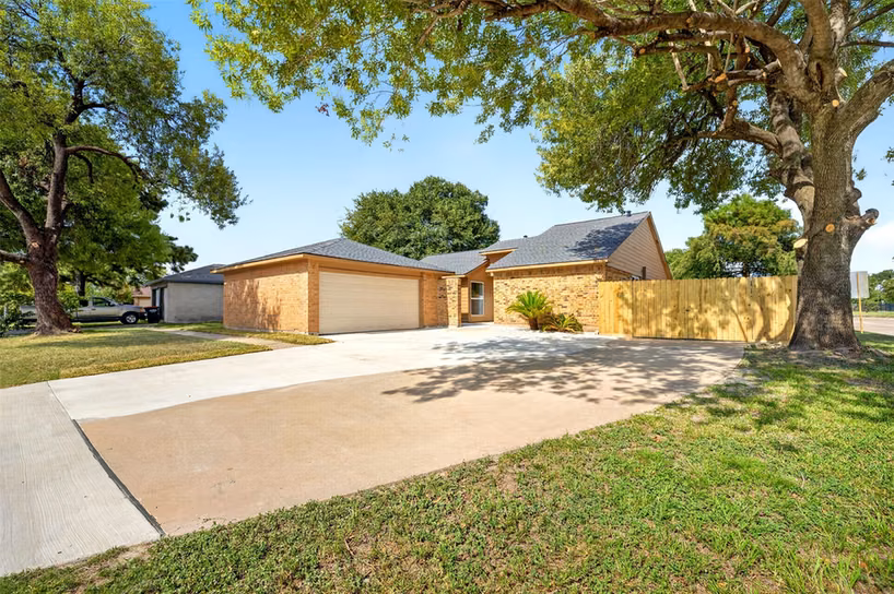Photo 3 of 8702 Parkway Forest Drive, Houston, TX