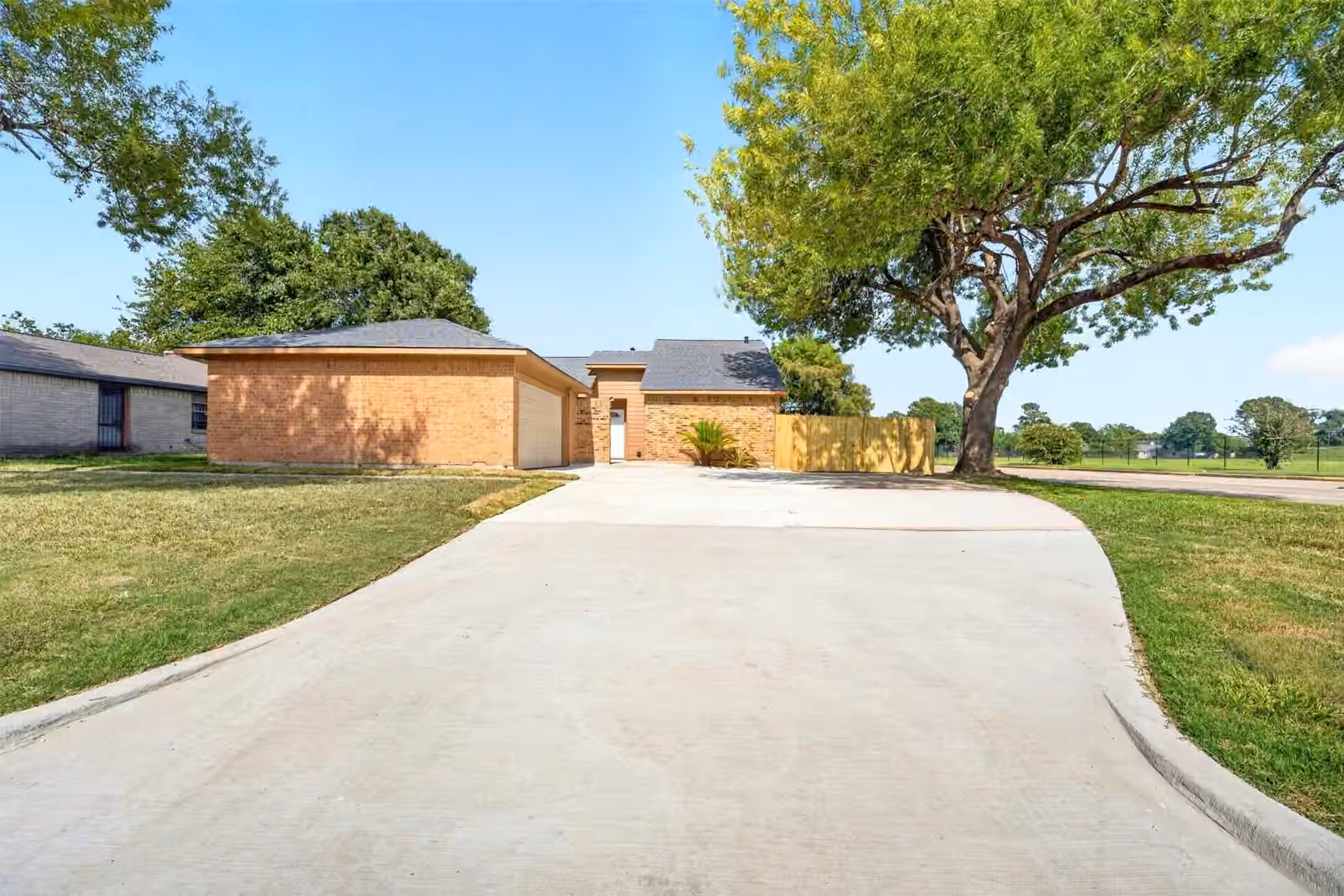 Photo 5 of 8702 Parkway Forest Drive, Houston, TX