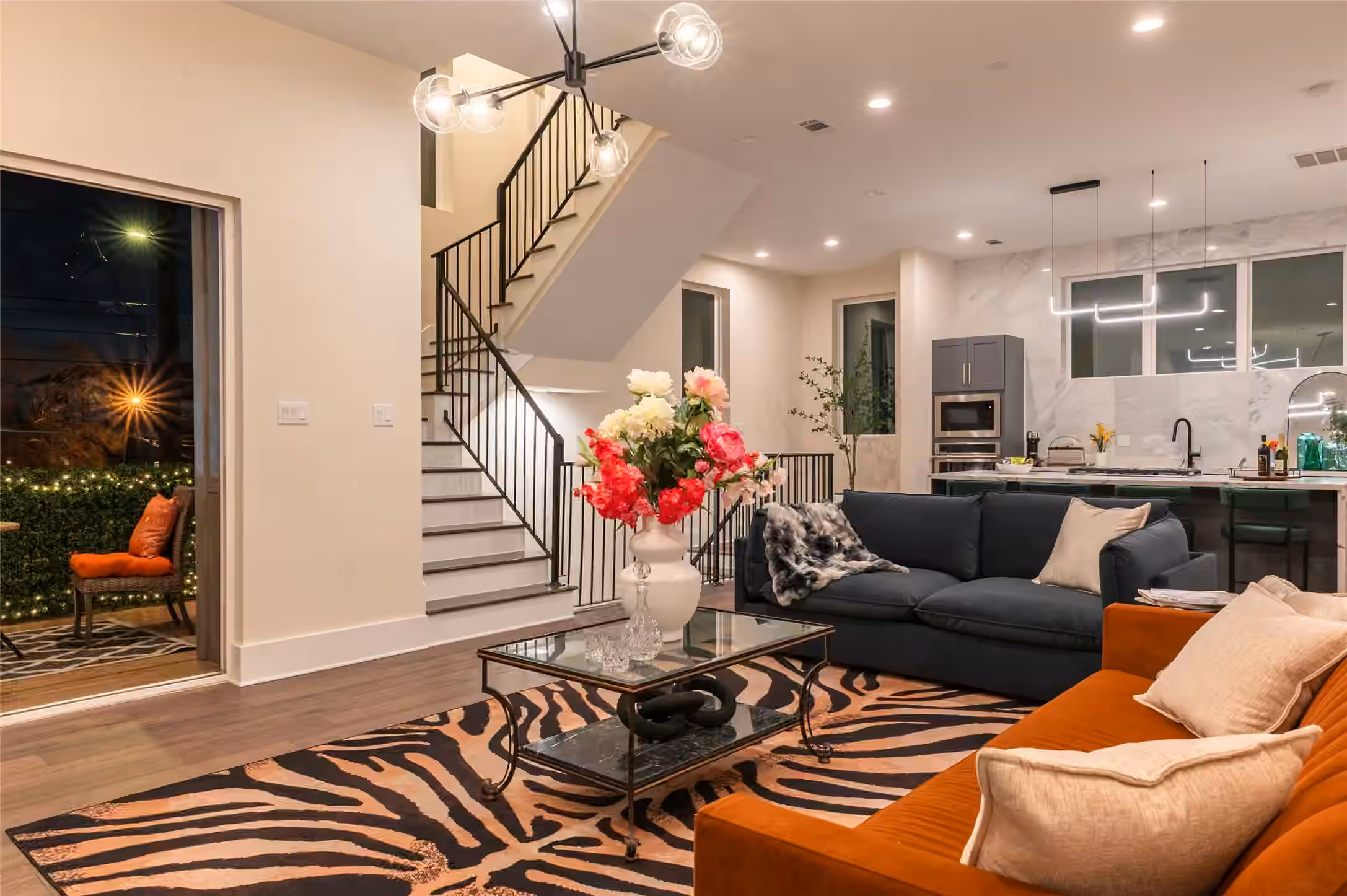 Photo 3 of 915 Thompson Street, Houston, TX