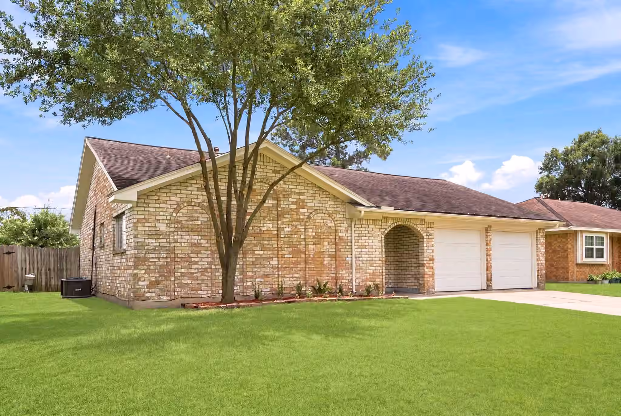Photo 2 of 659 Grand Oaks Drive, Houston, TX