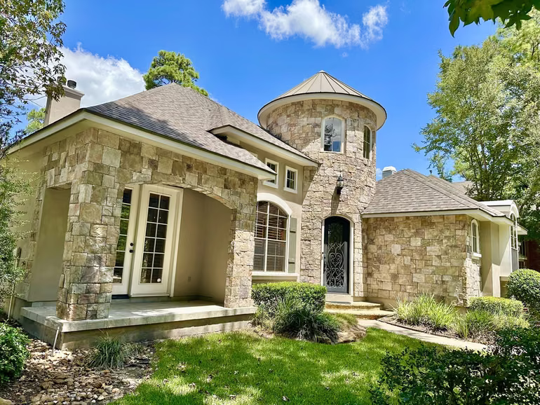 Photo 3 of 107 E Mirror Ridge Circle, The Woodlands, TX