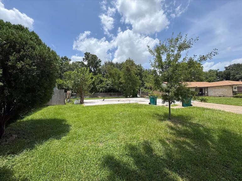 Photo 6 of 8715 Victoria Forest Drive, Houston, TX