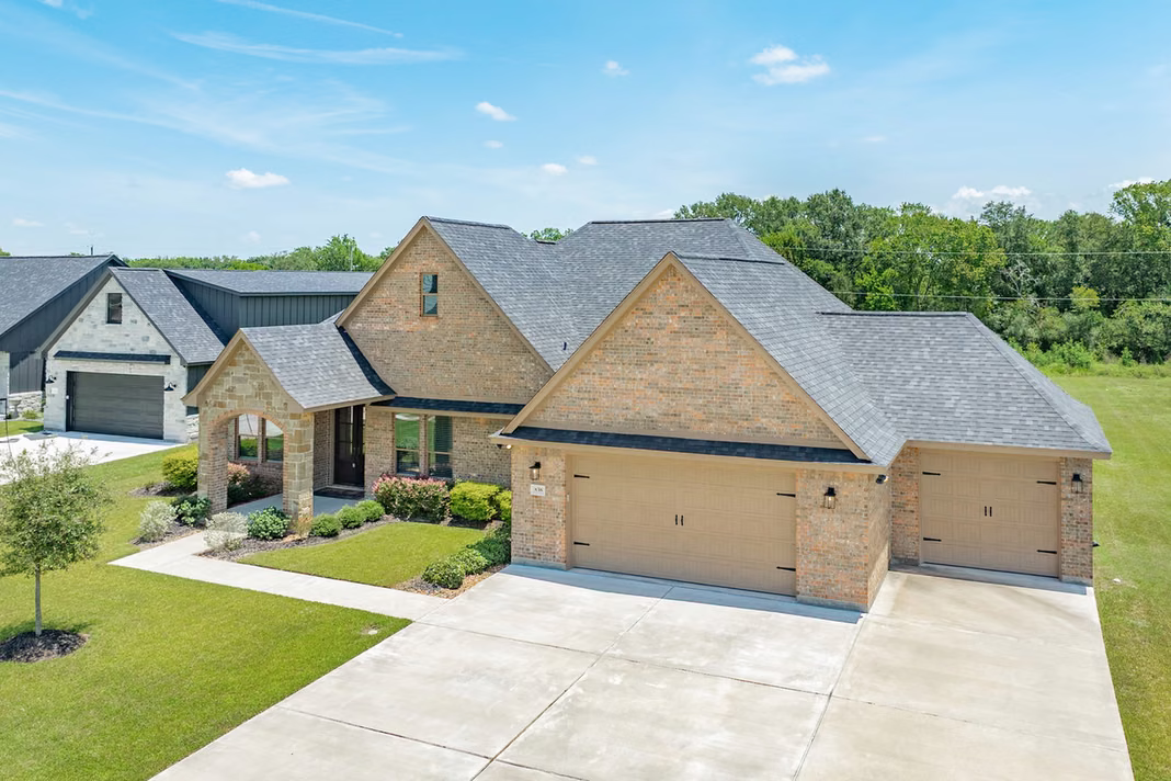 Photo 4 of 838 Oak Ridge Drive, Angleton, TX