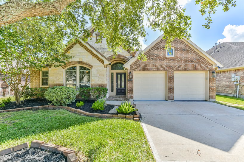 Photo 2 of 2919 Silhouette Bay Drive, Pearland, TX