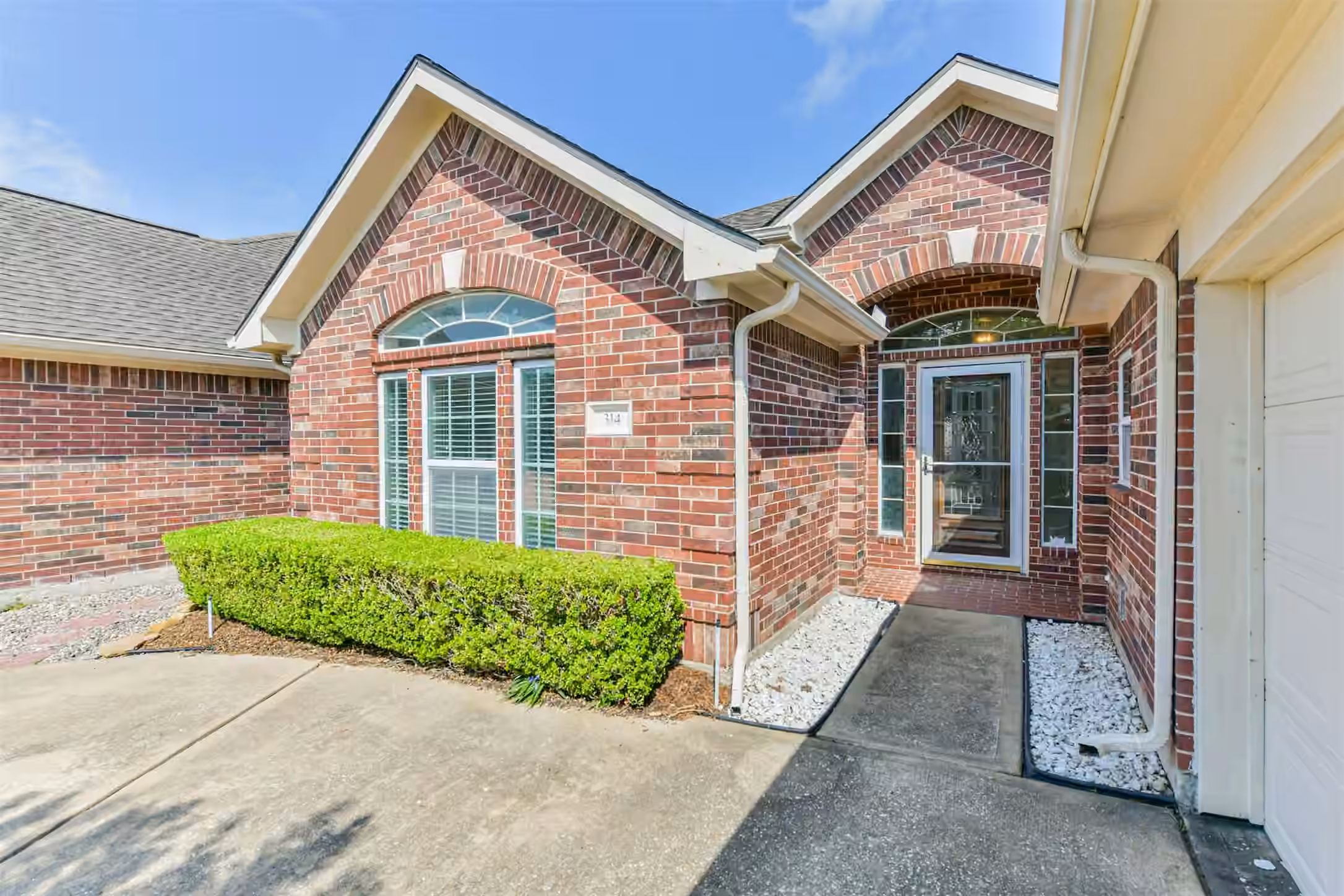 Photo 2 of 314 Parkwood Village Drive, Friendswood, TX