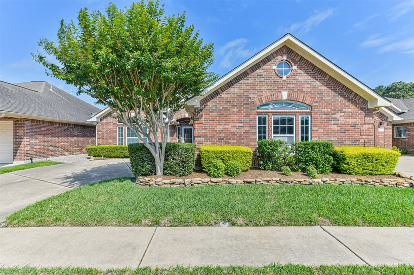 Photo 3 of 314 Parkwood Village Drive, Friendswood, TX