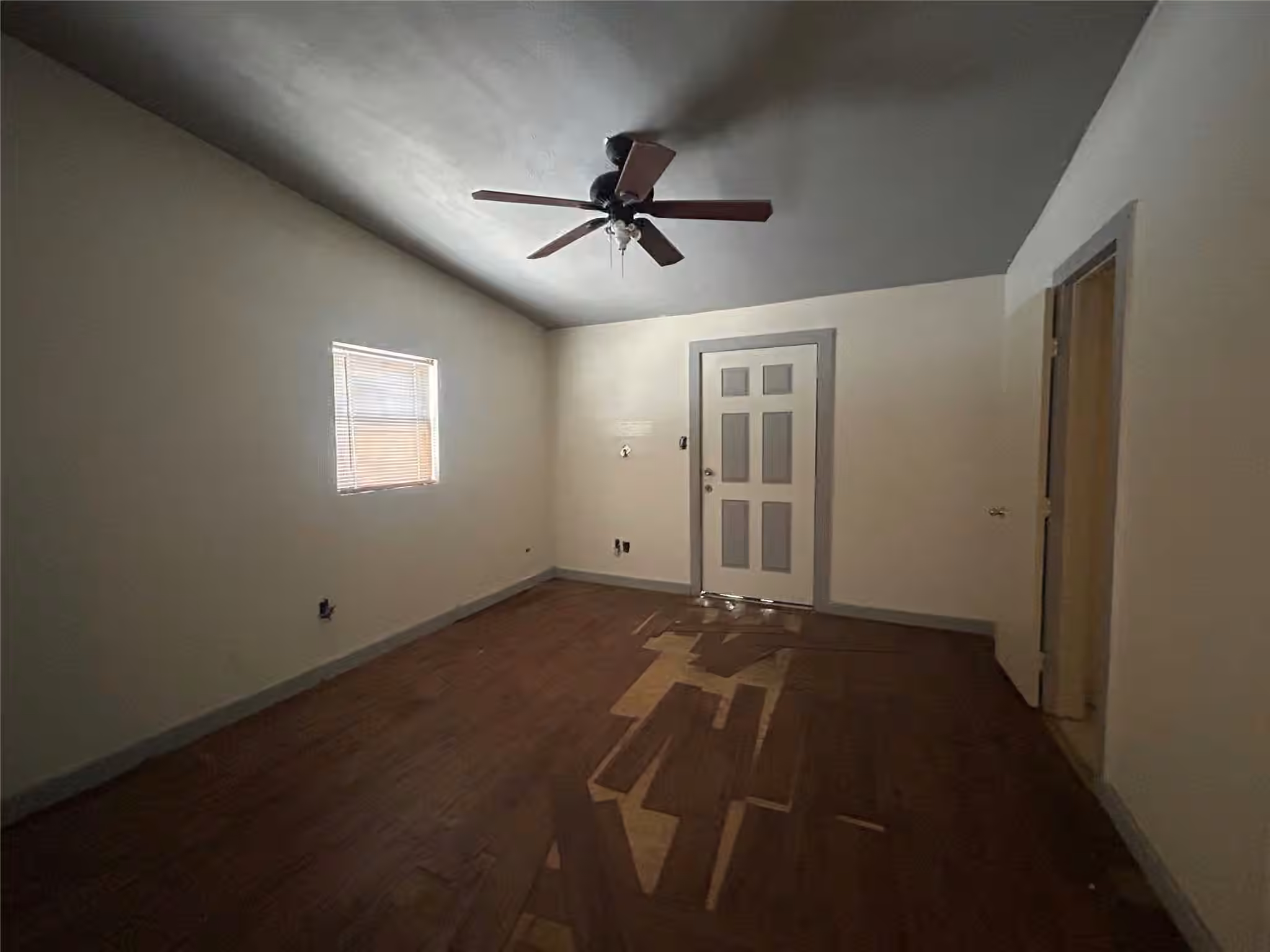 Photo 5 of 16 Stiles Street, Houston, TX