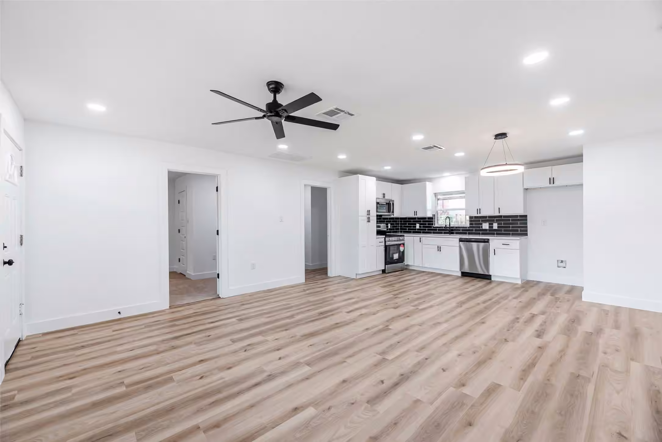 Photo 4 of 8658 Sonneville Drive, Houston, TX