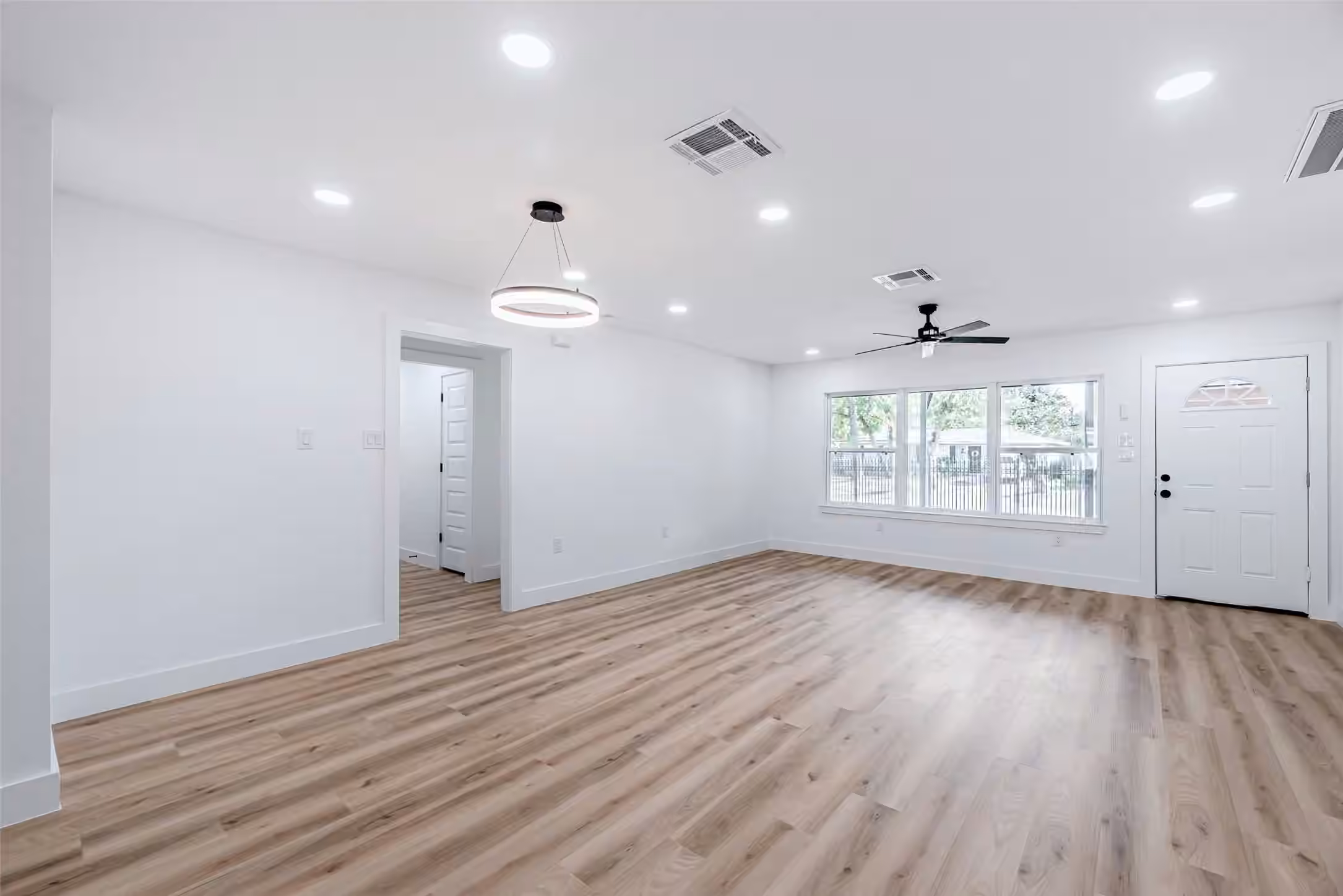 Photo 5 of 8658 Sonneville Drive, Houston, TX