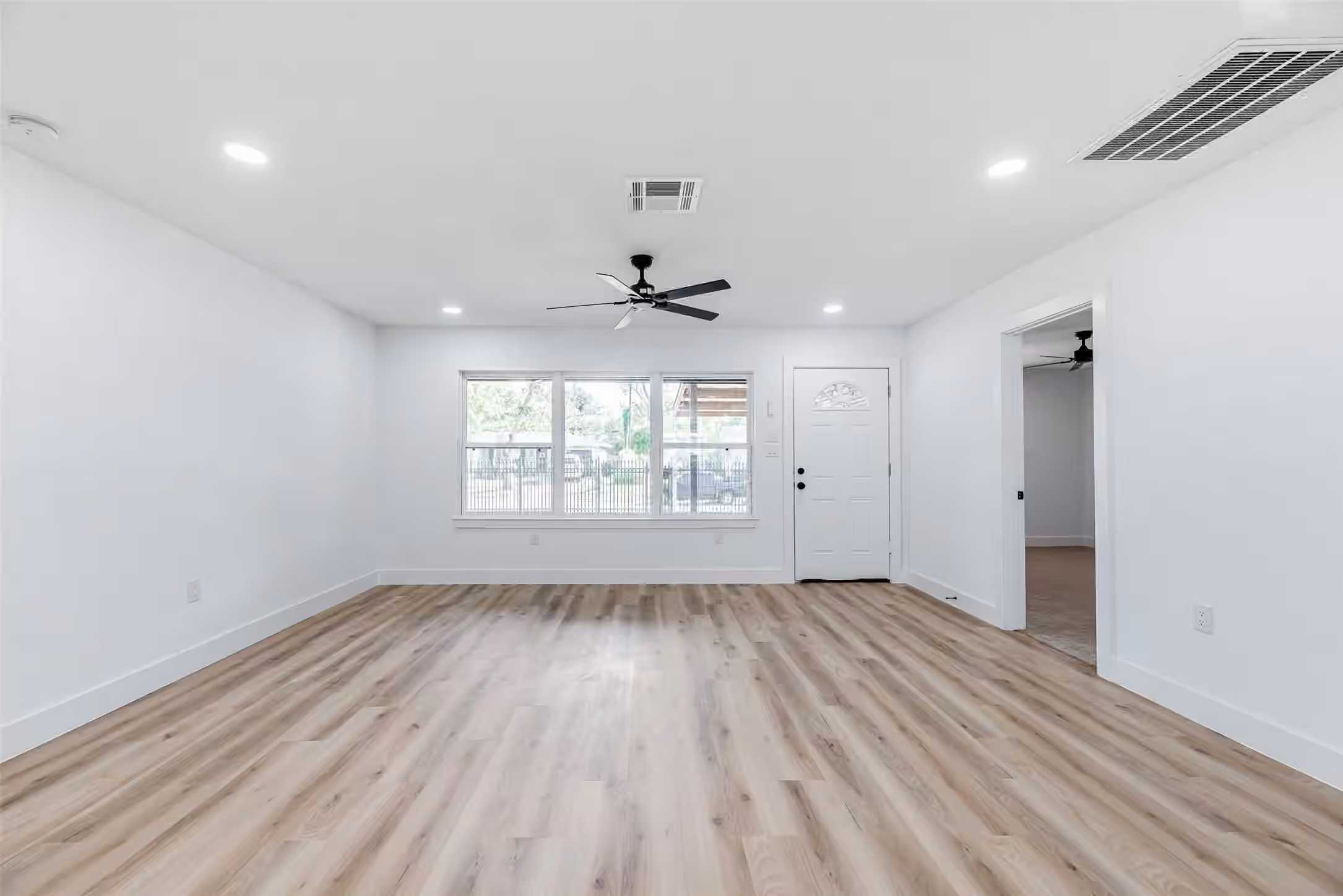 Photo 7 of 8658 Sonneville Drive, Houston, TX