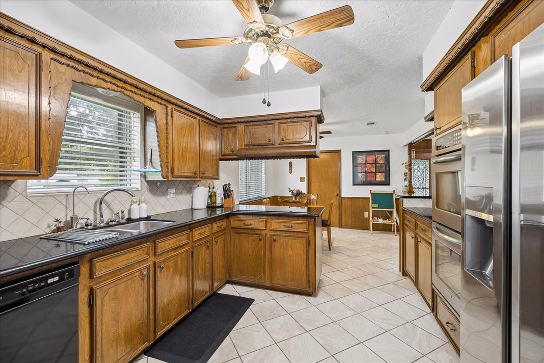 Photo 4 of 9803 Rocktree Drive, Houston, TX